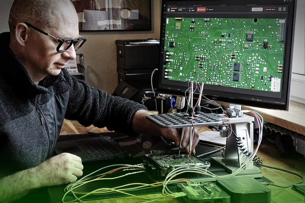 Mariusz Zdyb podczas pracy nad chiptuningiem